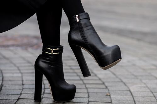 Os jeans skinny estão de volta e vão ser usados com botas: assim você fica elegante e estilosa