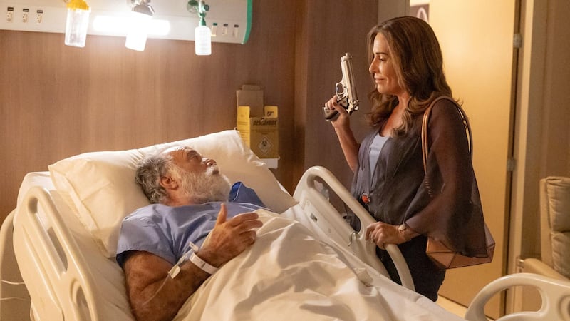 Terra e Paixão: Irene aparece com arma e assusta Antônio