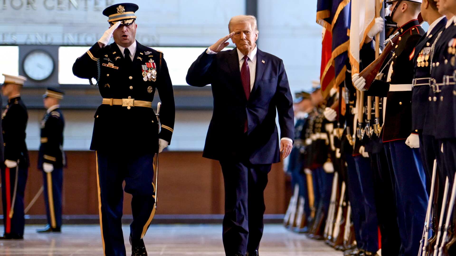 Donald Trump asumió la presidencia de Estados Unidos y su hijo menor, Barron, se llenó de halagos por su porte y belleza. Tiene 18 años y fue pieza fundamental en la campaña presidencial.