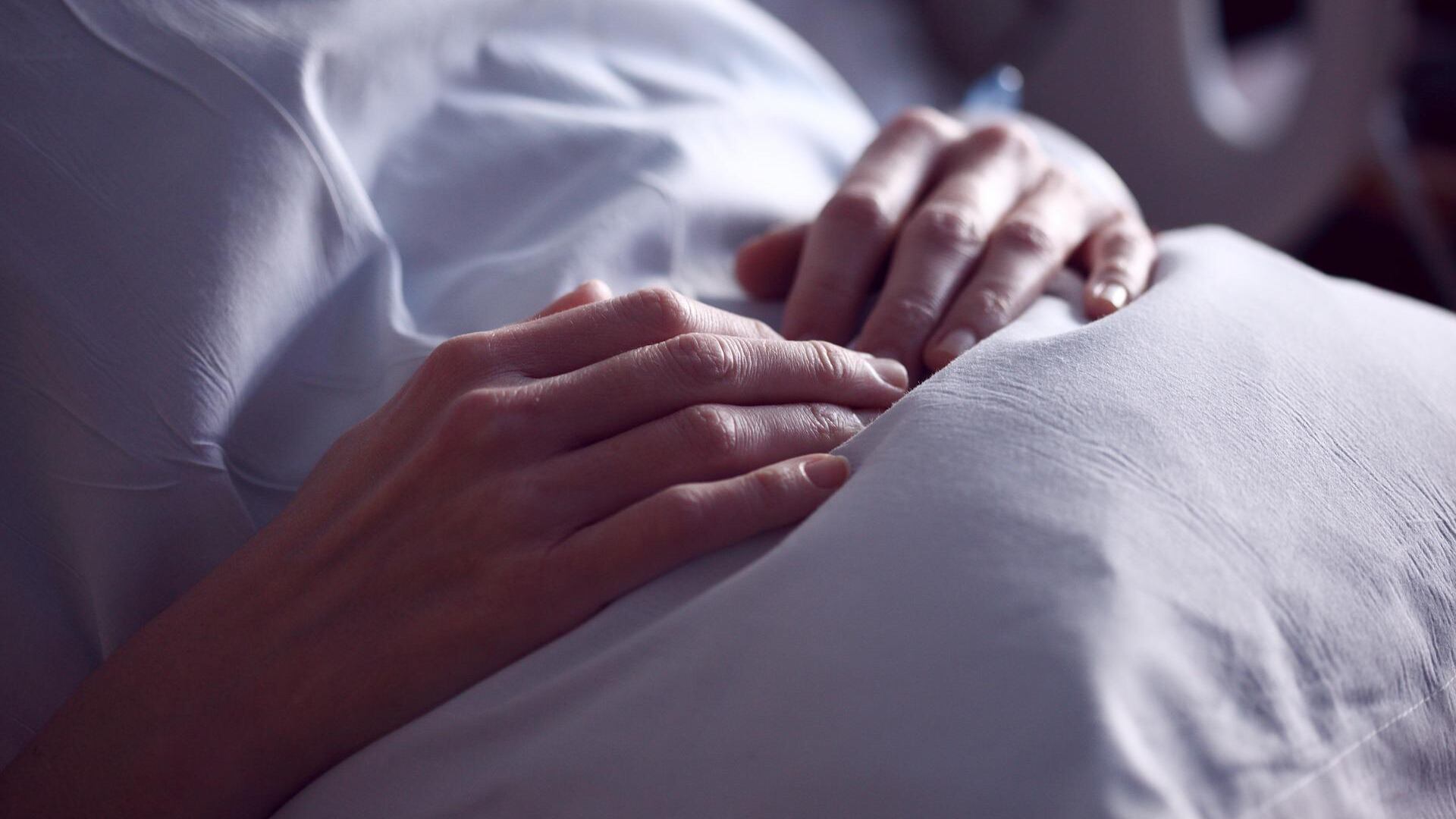 Jovem descobre que namorado a deixou enquanto ela estava em coma