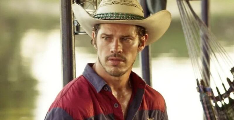 Tadeu (José Loreto) reclama dos irmão e diz que José Leôncio (Marcos Palmeira) tem um filho preferido