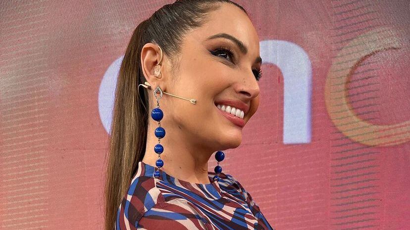 Sem tempo para trocar de roupa, Patrícia Poeta celebra aniversário de colegas com o mesmo look usado no Encontro