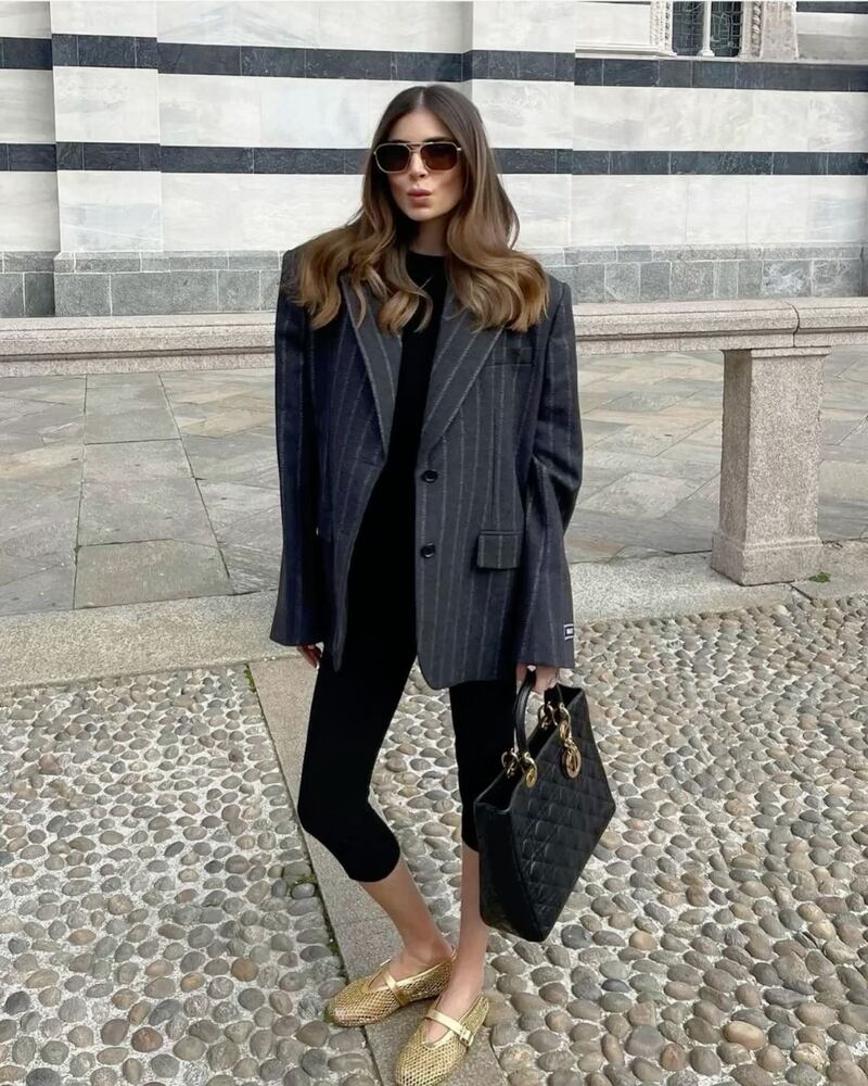 Los leggings lucen mejor si los llevas con bailarinas