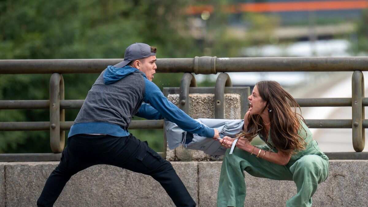 Mania de Você - Luma (Agatha Moreira) é assaltada em São Paulo.