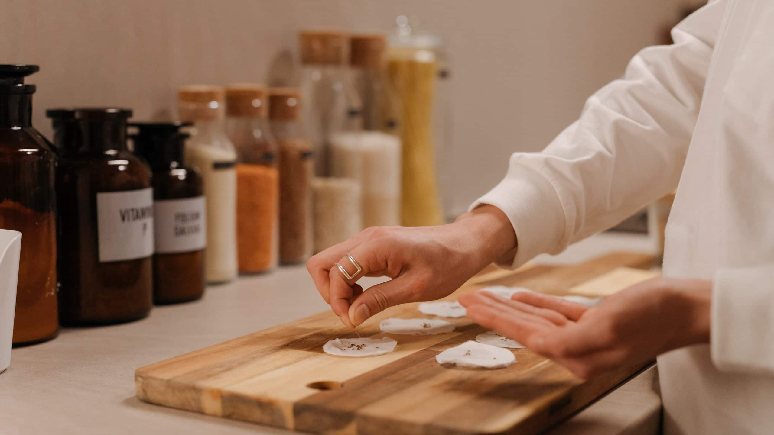 Aqui está a misturinha caseira SEM CLORO para limpar a sua tábua de carne