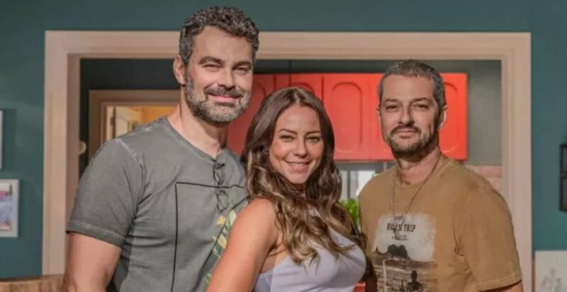 Pat (Paolla Oliveira) termina com Alfredo (Carmo Dalla Vecchia) para viver romance com Moa (Marcelo Serrado) em Cara e Coragem