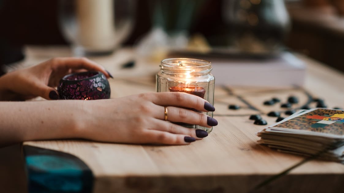 Os signos que recebem um chamado para o amor em dezembro de acordo com o tarot