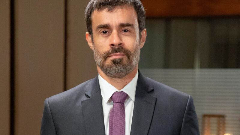 Remake de Elas por Elas: Danilo rouba fortuna de Helena e foge para o aeroporto