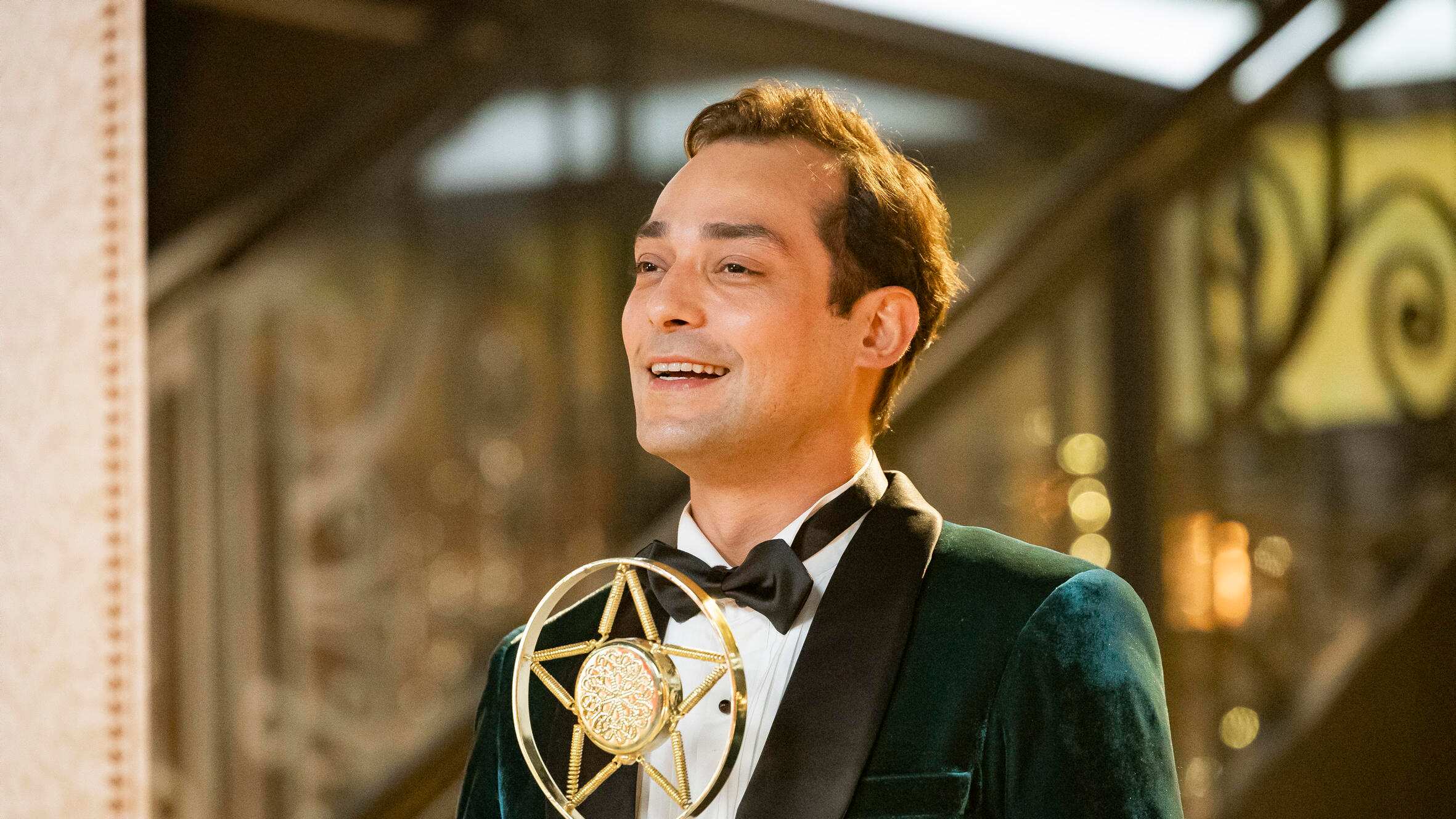 Eduardo Sterblitch interpreta o irmão gêmeo de Alfredo em nova fase da novela das seis Garota do Momento