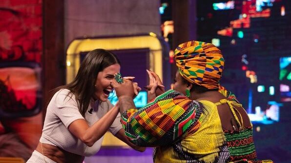 Deborah Secco e Jojo Todynho se divertem no talk show "Jojo Nove e Meia"