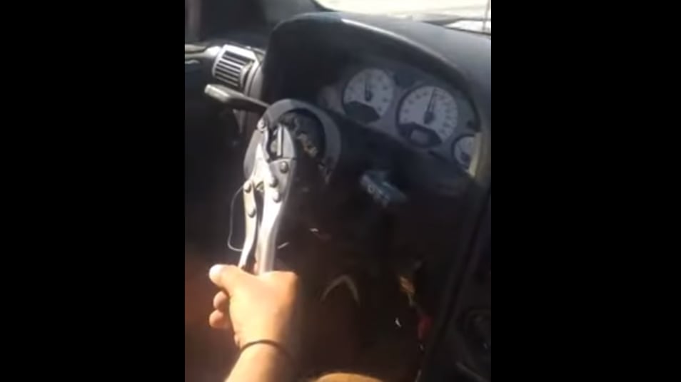 Vídeo: Homem é flagrado dirigindo carro com alicate no lugar de volante em avenida movimentada; assista