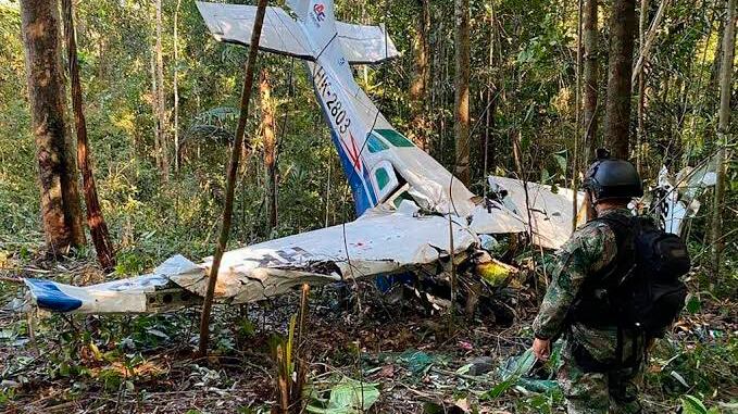 Avião que caiu com a crianças na selva colombiana