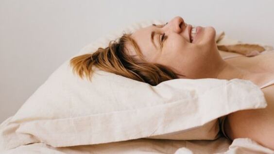 Mulher deitada sorrindo