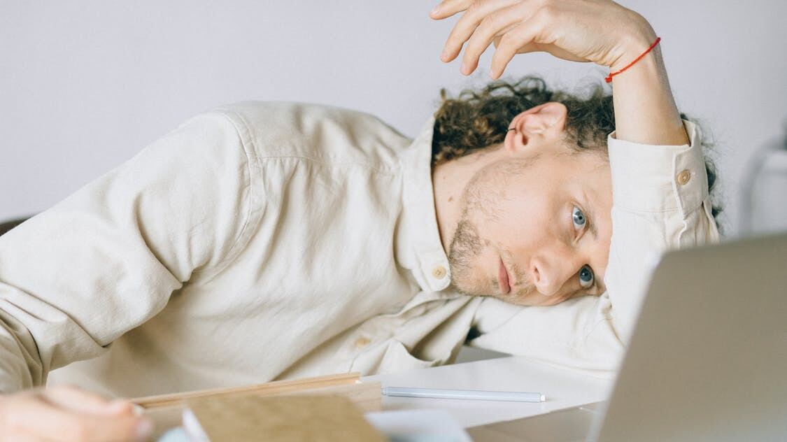 Síndrome de Burnout: 10 sintomas que REVELAM que você tem esgotamento profissional