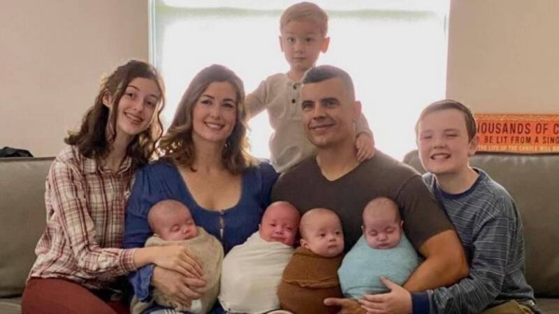 Casal tenta engravidar pela última vez e vira pai de quadrigêmeos