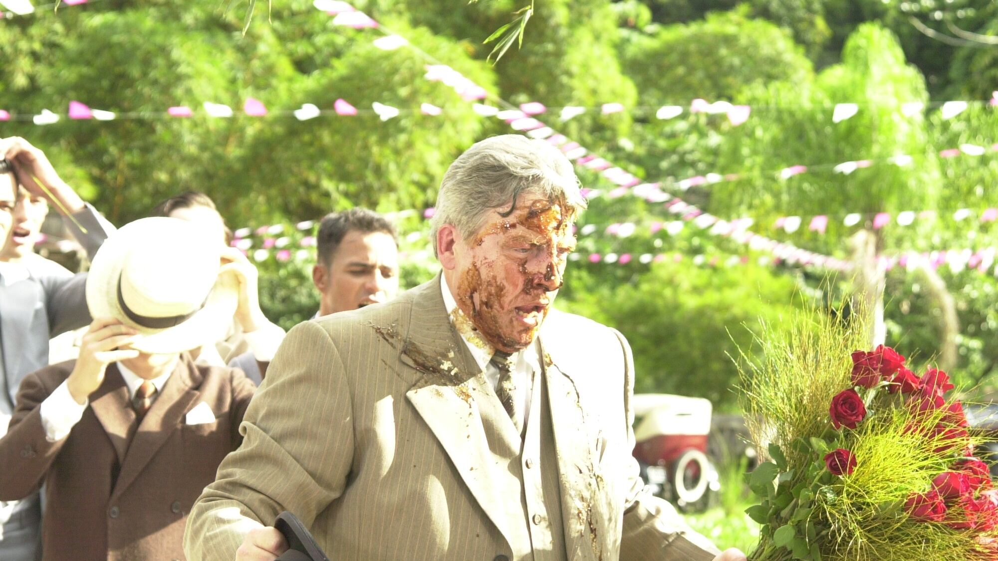 Chocolate com Pimenta: No casamento de Marcia (Drica Moraes) e Timóteo (Marcelo Novaes), Vivaldo (Fulvio Stefanini) leva doce na cara