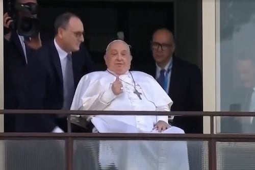 VÍDEO: Após quase 40 dias internado, Papa Francisco deixa hospital sorridente e acena aos fiéis; veja