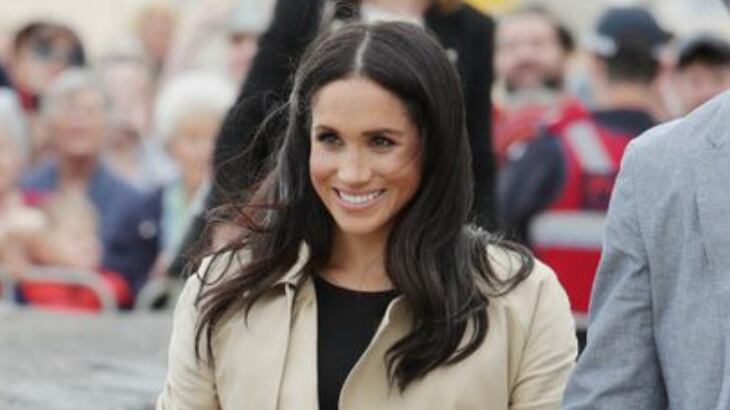 Meghan Markle era constantemente vista usando sapatos maiores do que os seus pés em compromissos oficiais da realeza.