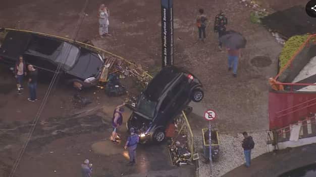 Teto de shopping desabou e até estação do Metrô foi inundada.