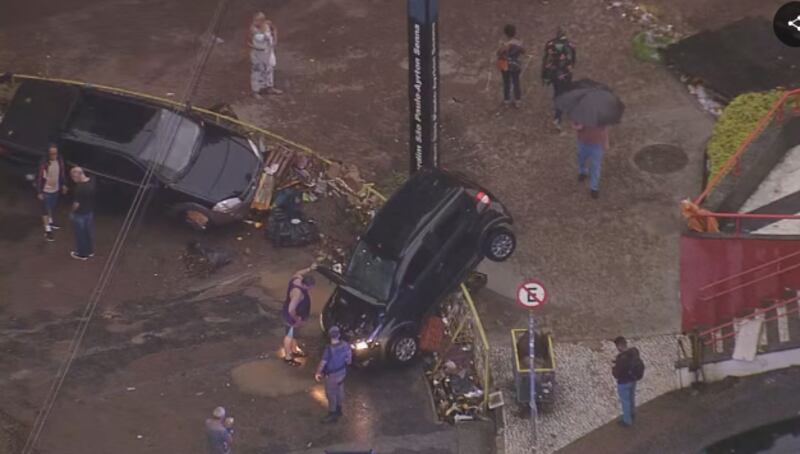 Teto de shopping desabou e até estação do Metrô foi inundada.