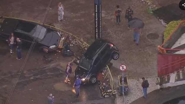 Teto de shopping desabou e até estação do Metrô foi inundada.