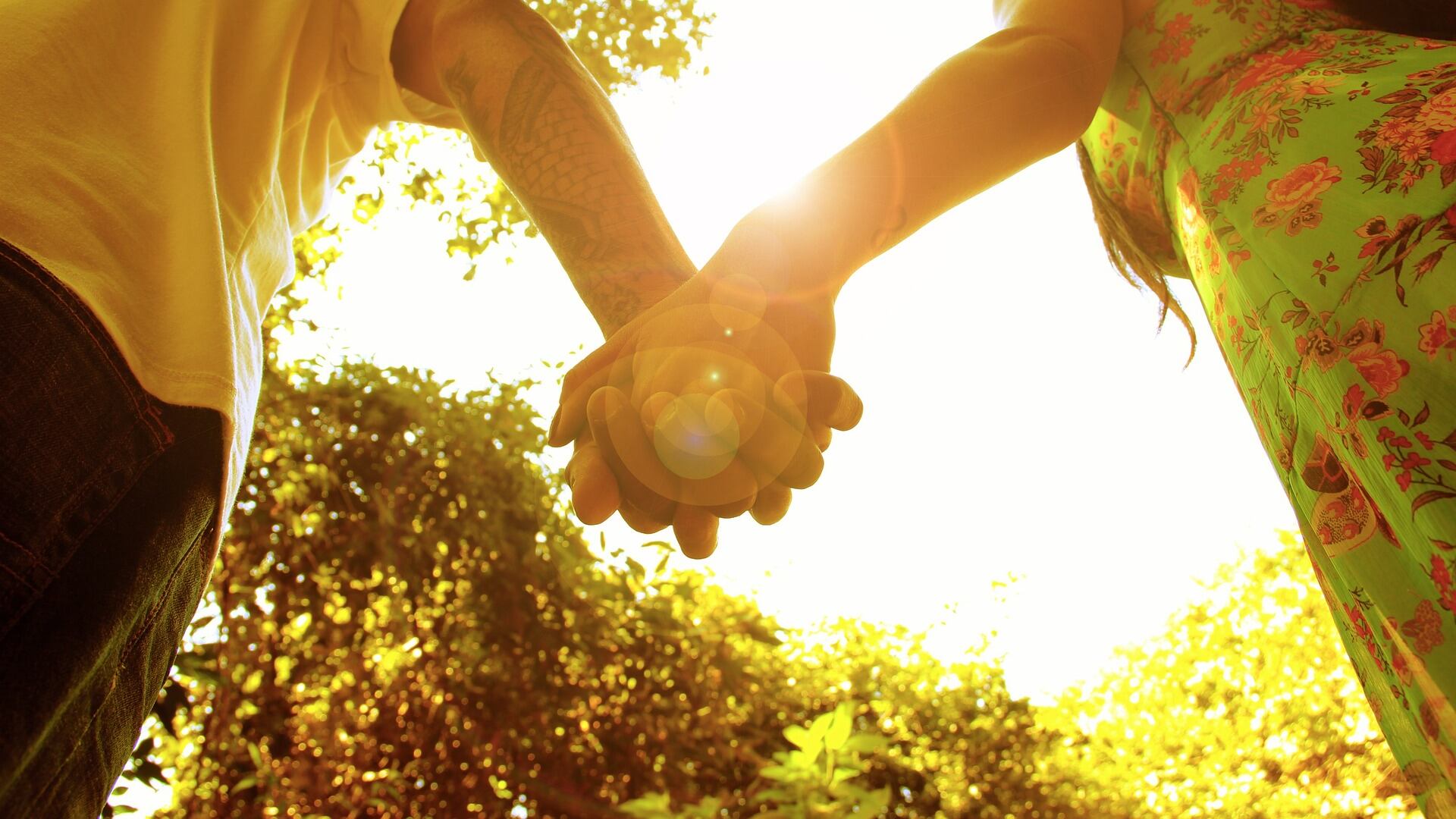 Casal de mãos dadas