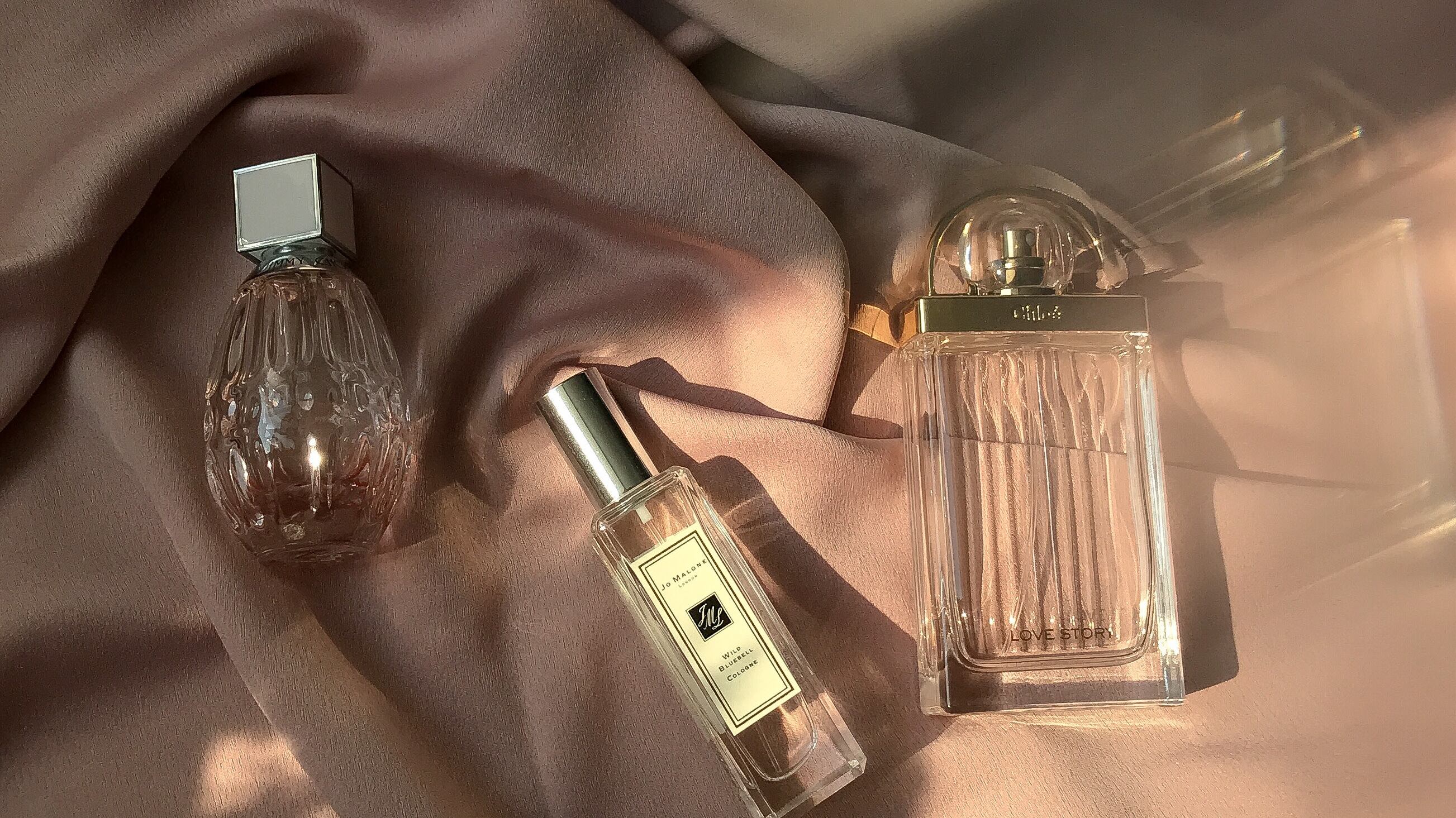 Frascos transparentes de perfumes