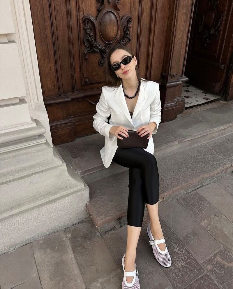 Los leggings lucen mejor si los llevas con bailarinas