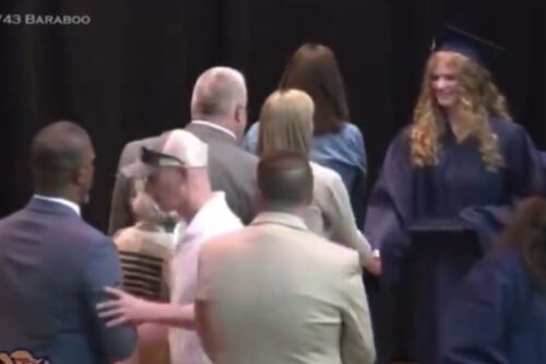 Vídeo: homem negro é empurrado por pai de aluna durante formatura nos EUA