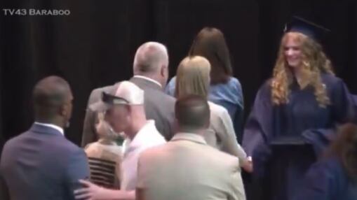 Vídeo: homem negro é empurrado por pai de aluna durante formatura nos EUA