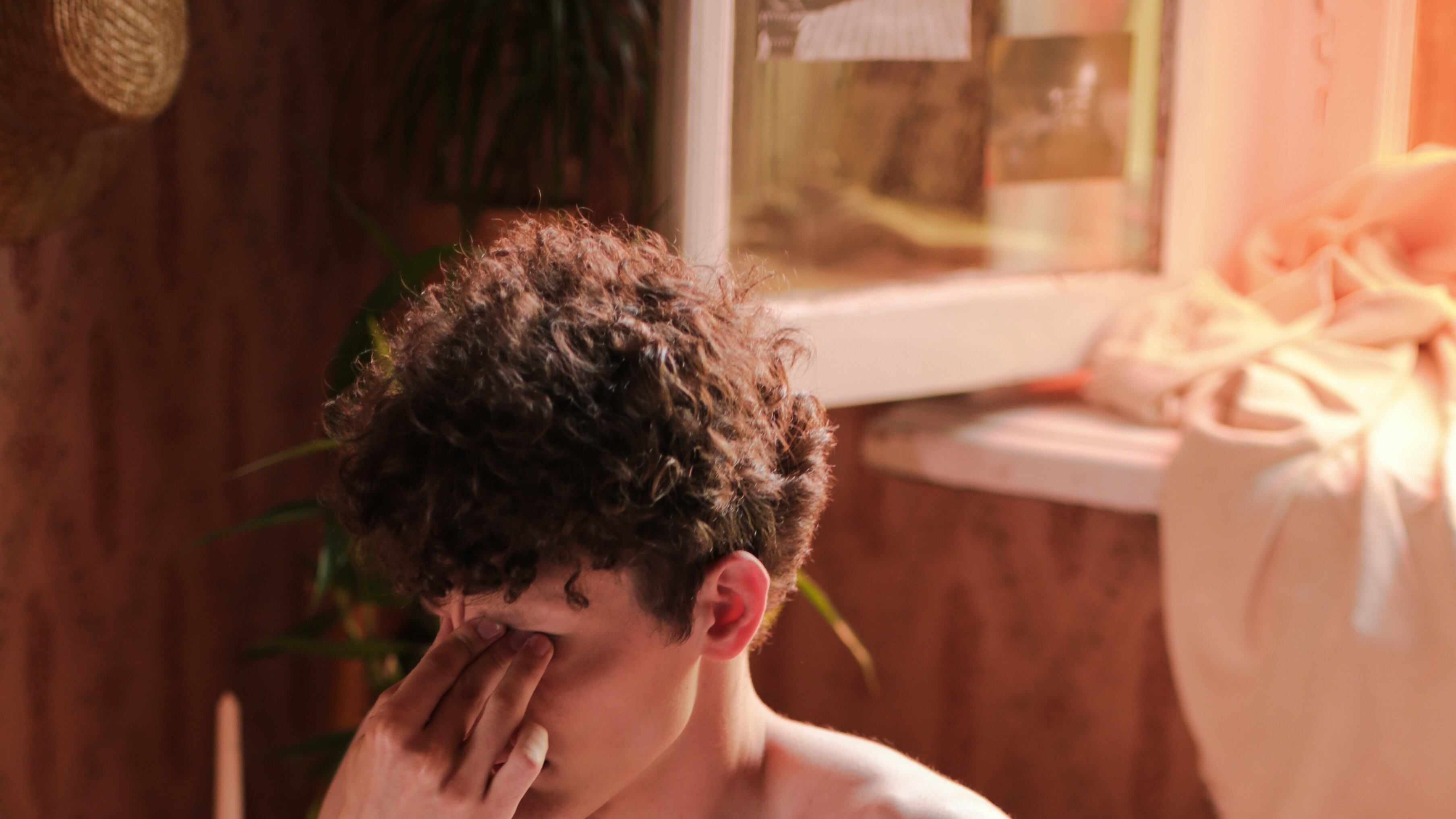 Homem acordando sem camiseta