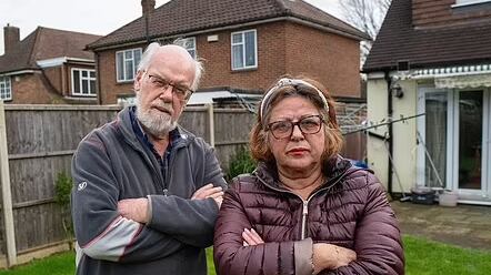 Britânicos relatam desespero após vizinhos invadirem terreno