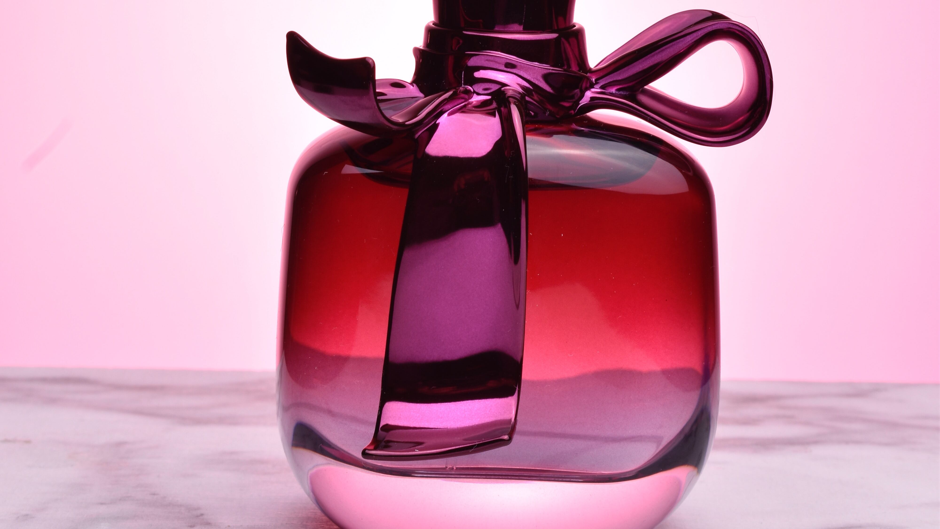 Frasco de perfume rosa