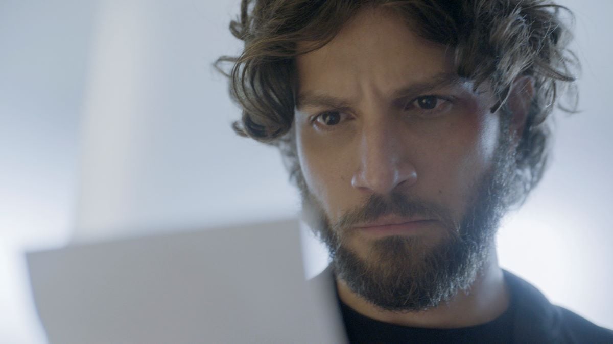 Mavi (Chay Suede) pode ficar 20 anos na prisão pelo falso assassinato de Molina (Rodrigo Lombardi) em Mania de Você