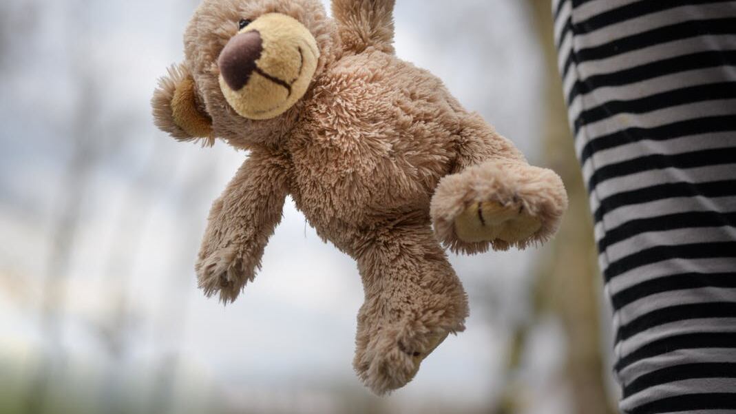 Mãe denuncia professor de inglês por abuso contra filha de 6 anos