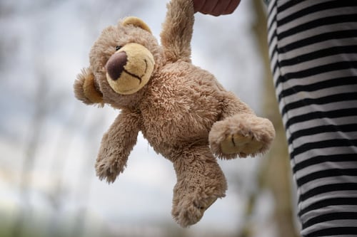 Casal acusado de torturar os próprios filhos crianças continuarão presos