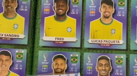 Homem completando seleção brasileira no álbum da copa