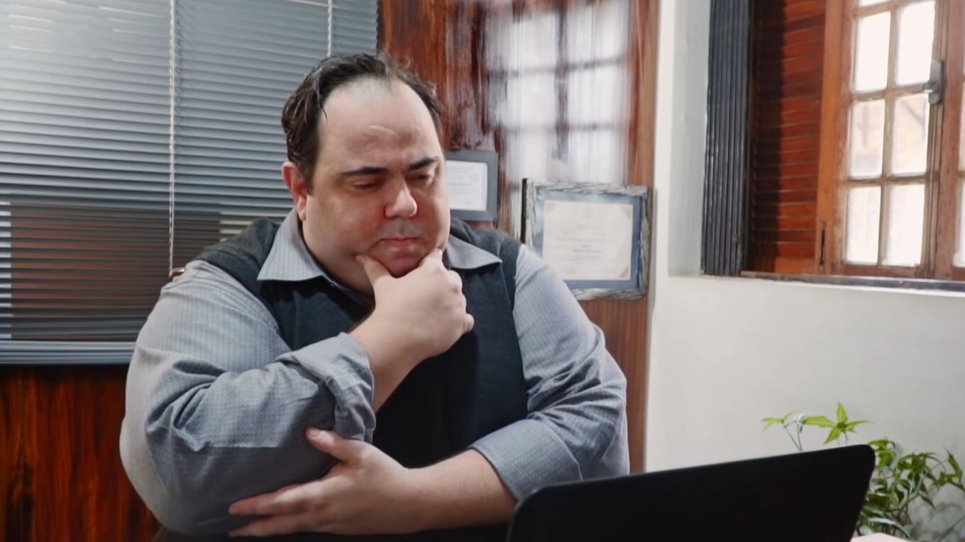 Fábio de Luca, do Porta dos Fundos, aparece em cenas ao lado de Candinho (Sérgio Guizé) na novela Êta Mundo Melhor!, escrita por Walcyr Carrasco e Mauro Wilson