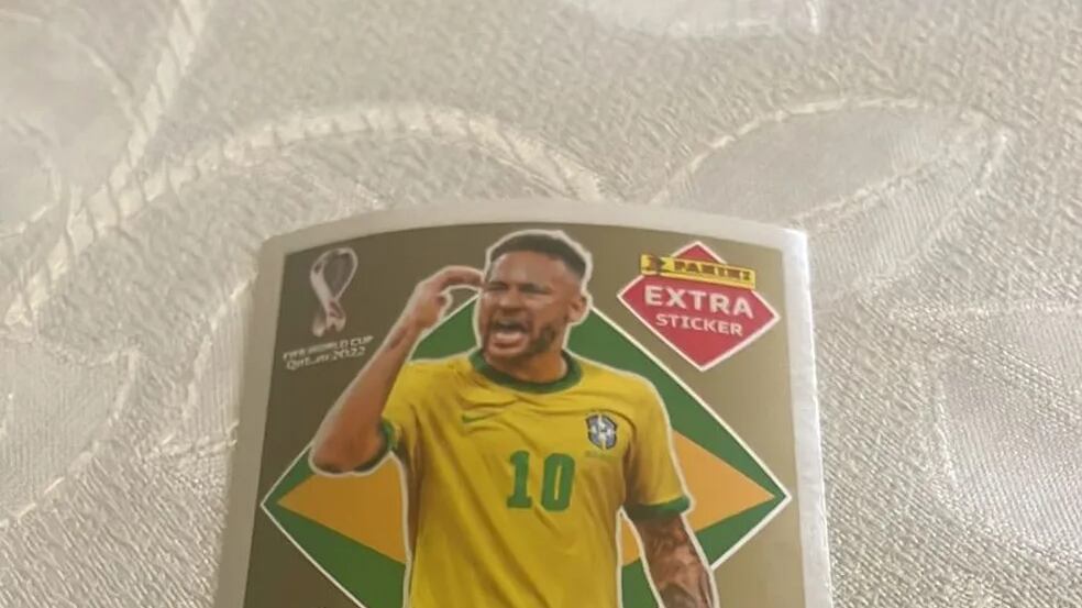 Irmãs de Minas Geraisa acham figurinha de Neymar logo no primeiro pacotinho