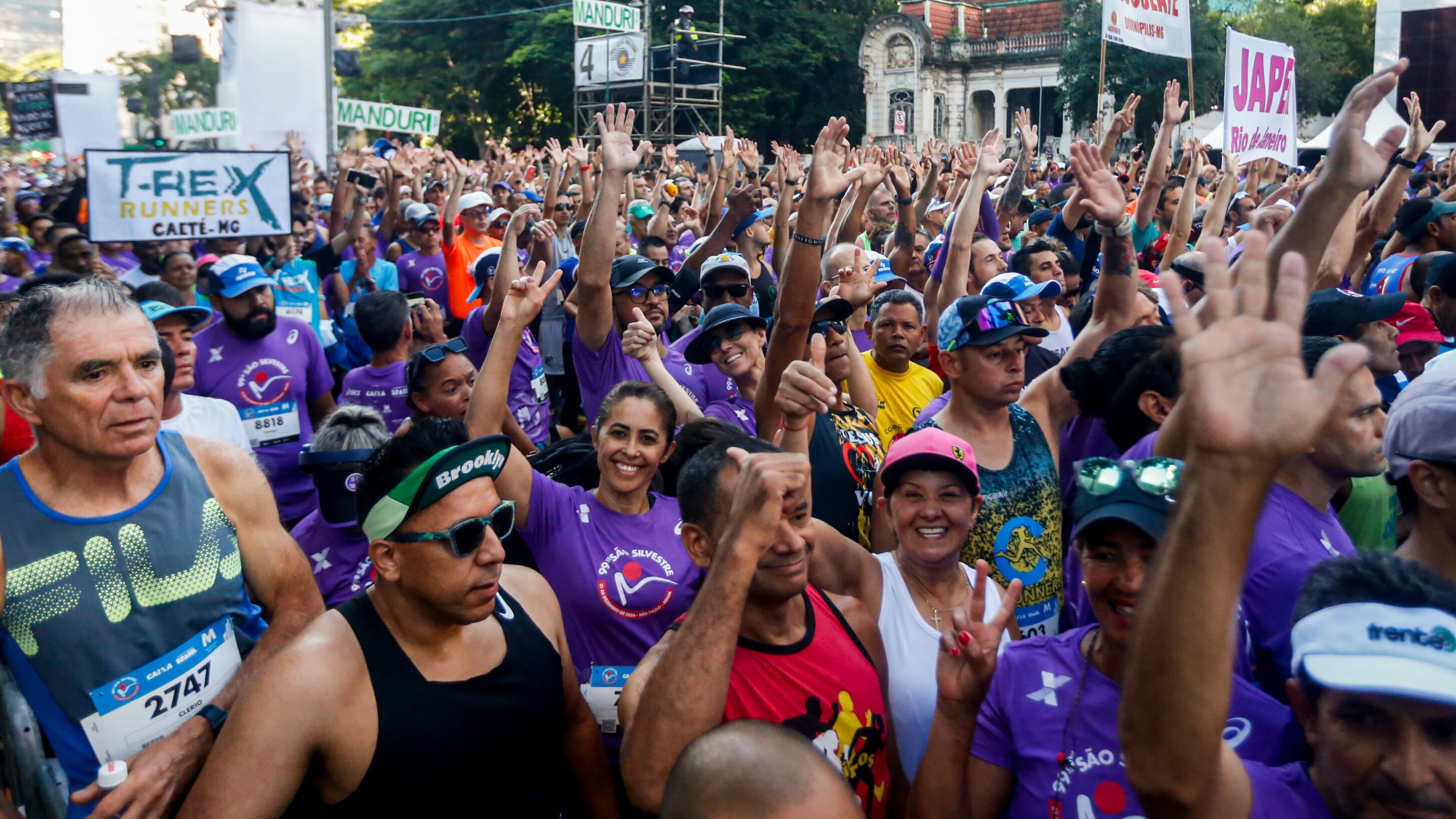 Competidores largam para a 99ª Corrida Internacional da São Silvestre.