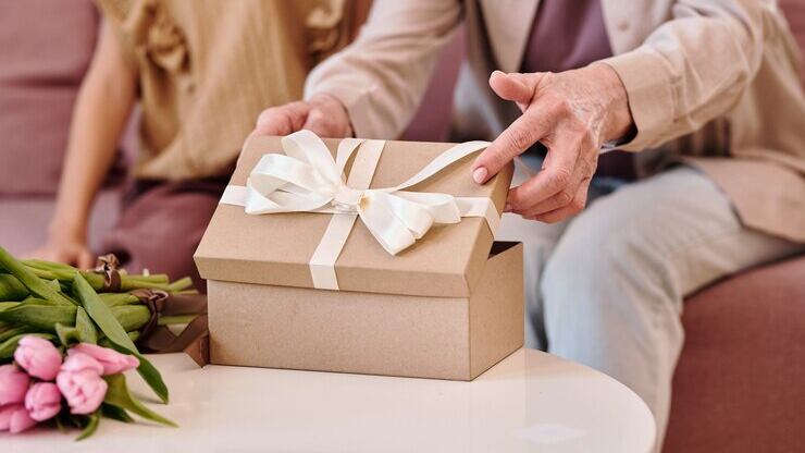 Mulher afirma que ‘é uma pessoa má’ após dar este presente no aniversário de sua irmã