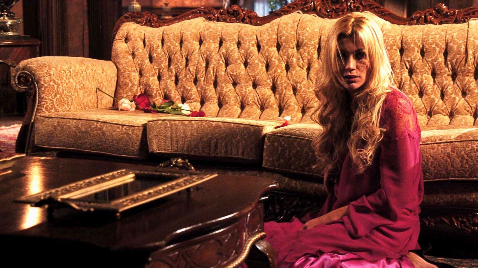 O espírito de Guto (Alexandre Barillari) não deixa Cristina (Flávia Alessandra) em paz em Alma Gêmea