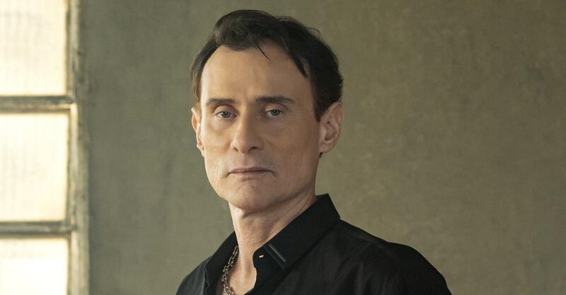 Gerson (Enrique Diaz) descobre ser irmão de Gigi (Rodrigo Fagundes), seu novo parceiro na contravenção em Volta por cima