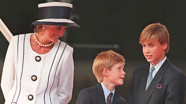 De acordo com Stevens, os irmãos ficaram (compreensivelmente) emocionados quando souberam das circunstâncias da morte trágica e prematura de Diana.