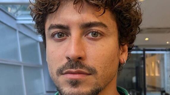 Jesuíta Barbosa viaja para conhecer os pais do namorado