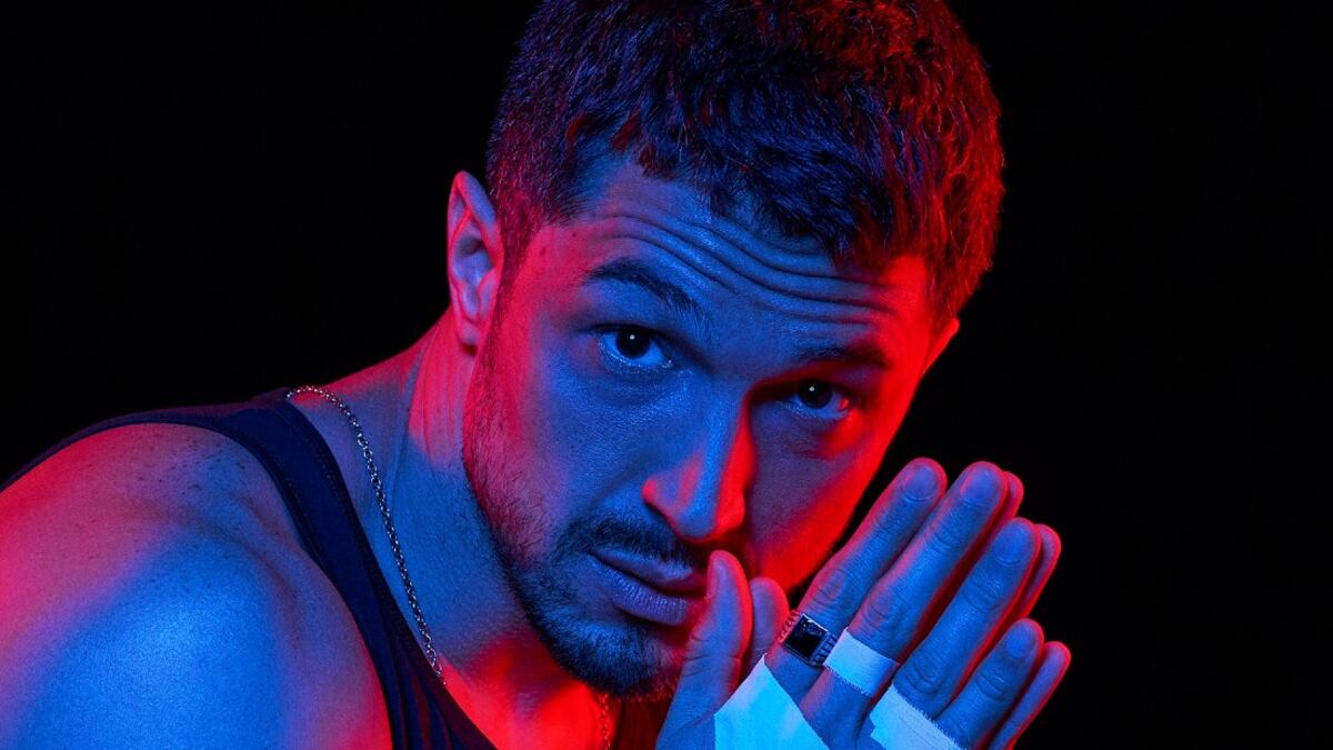 Romulo Estrela viaja para Europa para gravar cenas da novela Travessia