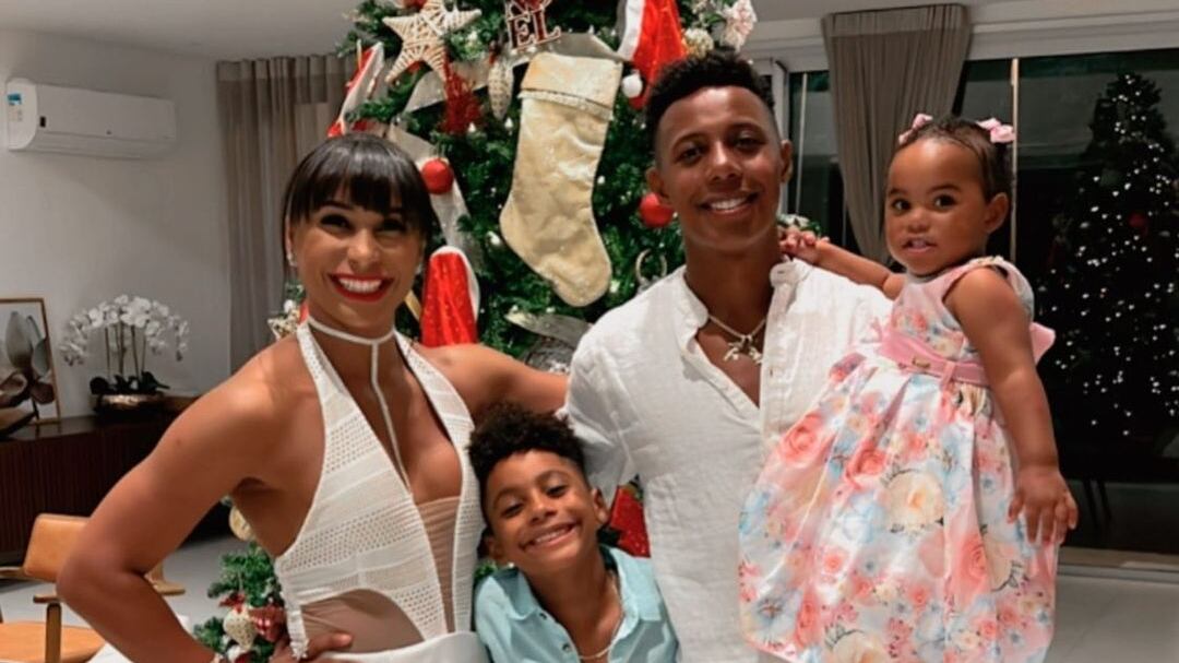 Jogador de futebol acusa vizinhos de racismo