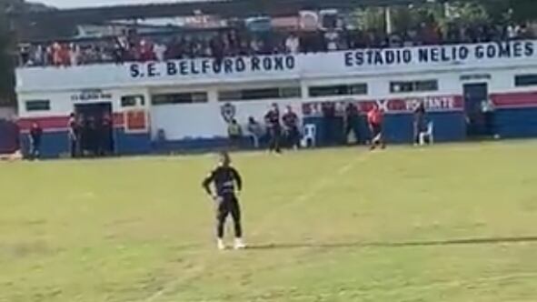 Goleiro Bruno em campo pelo time Atlético Carioca.