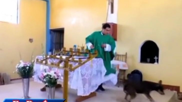 Padre chuta cachorro que entrou em igreja no Peru