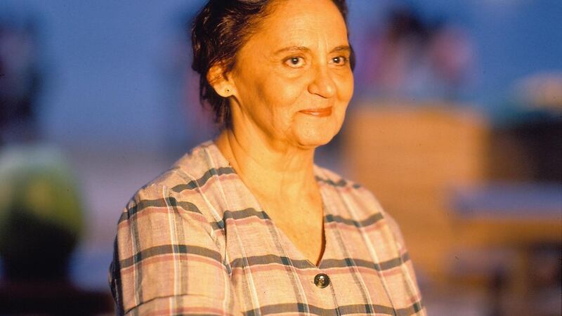 Mulheres de Areia: doente, Isaura delira e revela segredo de Raquel